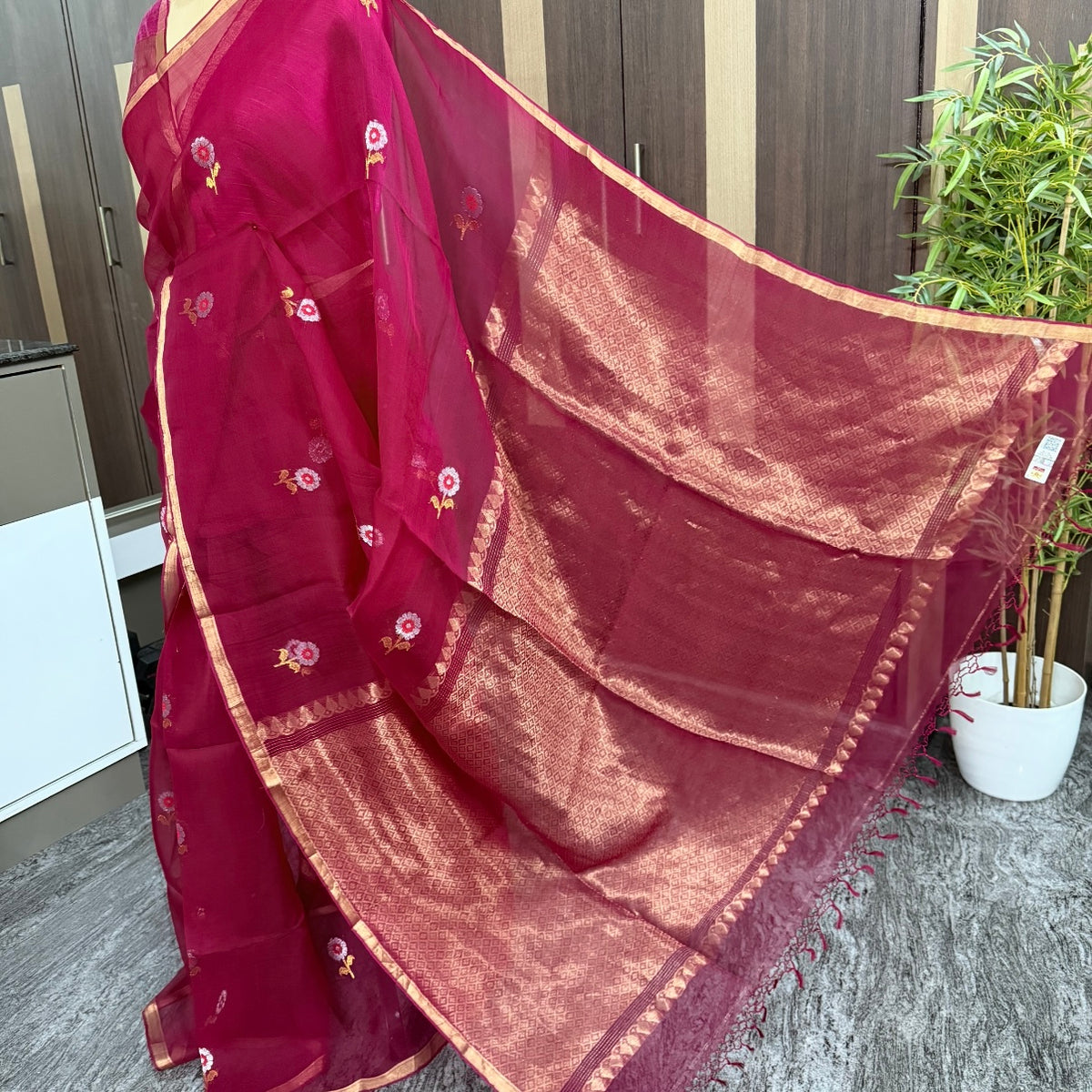 Silk Mark certified rani pink Kora muslin Banarasi saree – zari butta detail