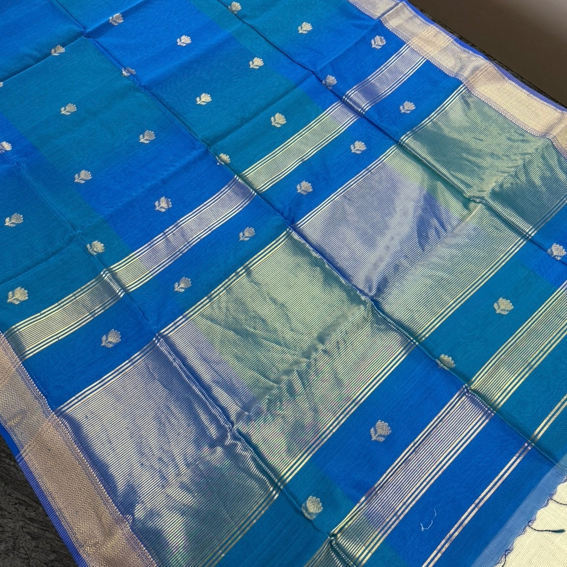 Peacock Blue Dual Shade Lotus Butta Maheshwari Silk Cotton Saree
