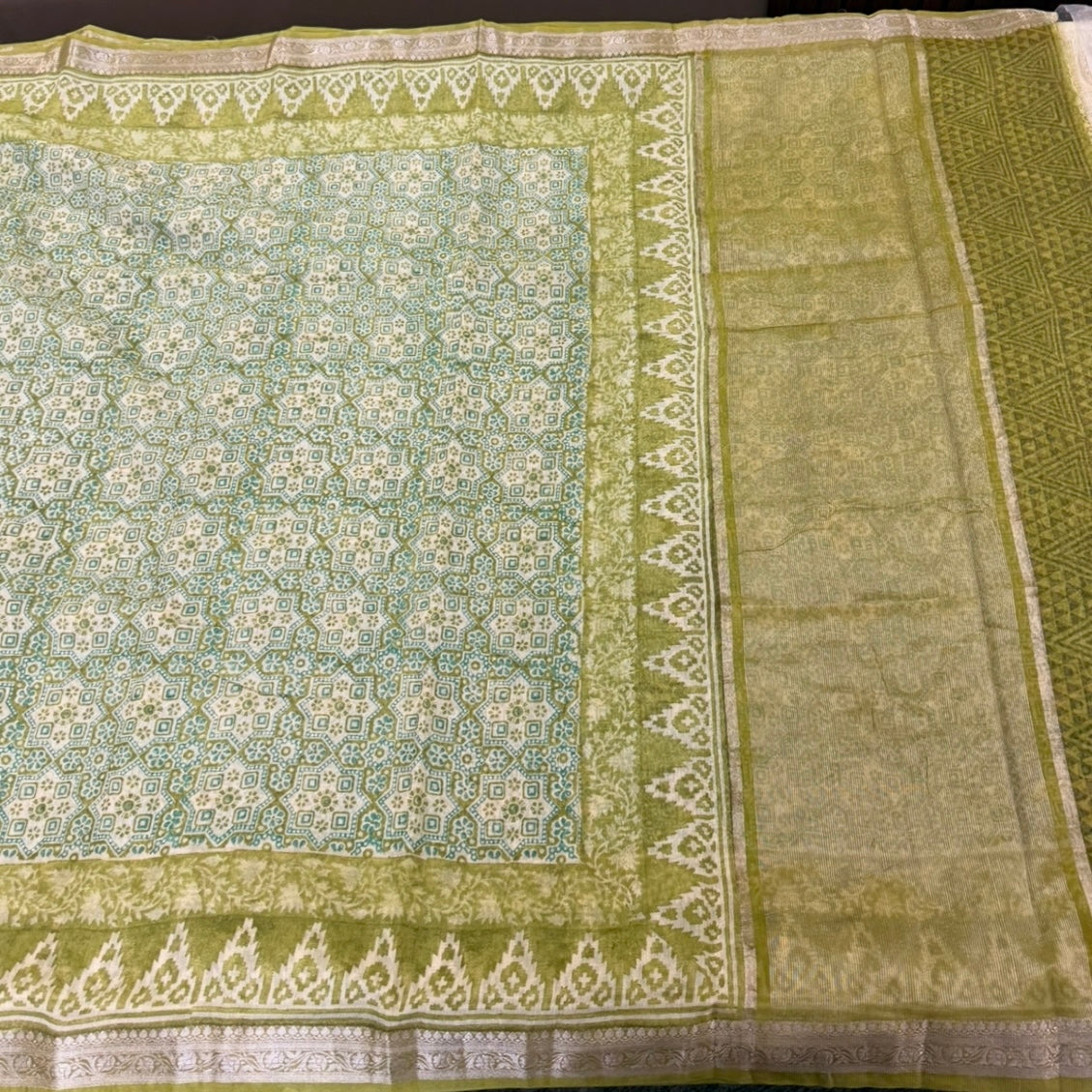 Lightweight green Maheshwari silk cotton saree for teachers and working women